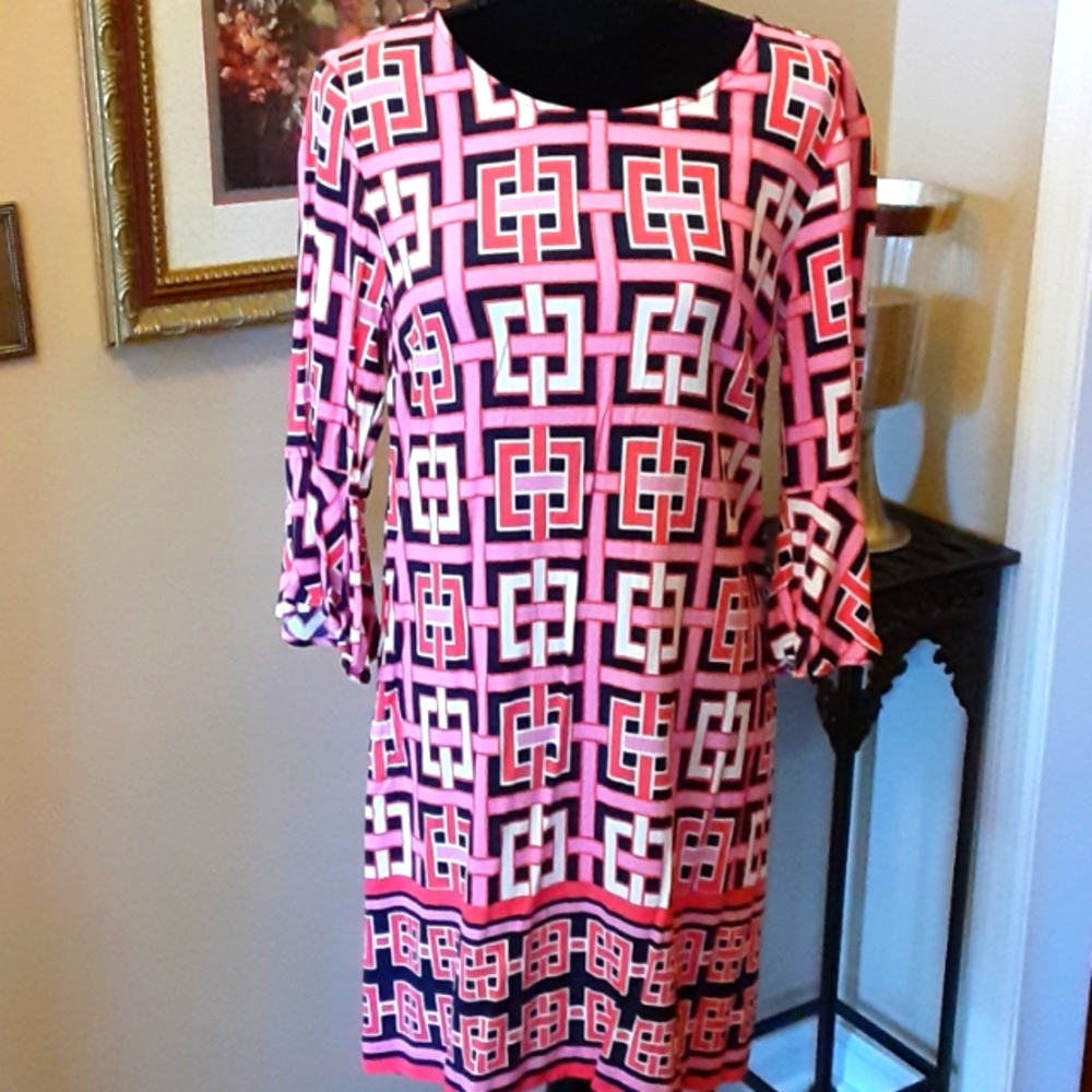 Crown & Ivy pink black white geometric print 3/4 bell slv pullover style 8 EUC…